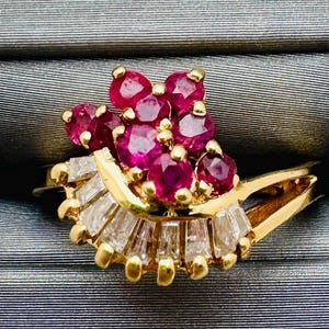 Anillo de cóctel con racimo de oro amarillo de 14 quilates, rubíes rojos y diamantes de 0,45 ct, talla 4,25.