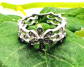 ダイヤモンドをあしらった、素晴らしいホワイトゴールドのフラワー