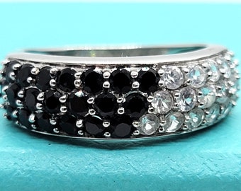 Handgefertigter Ring aus 10-karätigem Weißgold mit Saphir und Diamanten, Größe 6