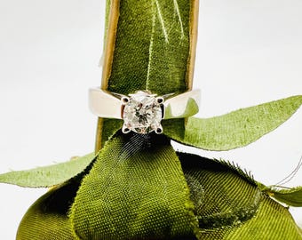 Deliziosa spilla a forma di fiore in oro bianco e argento con diamanti Deliziosa spilla a forma di fiore in oro bianco e argento con diamanti