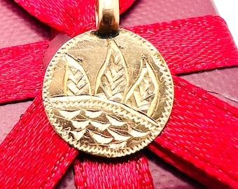 14K Yellow Gold Marijuana Leave Circle Pendant