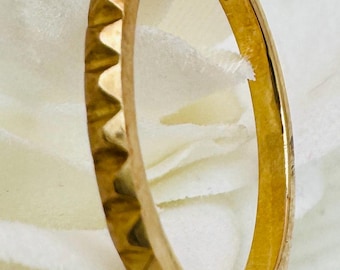 14K Yellow Gold Pyramid Ring Band, Size 6.25