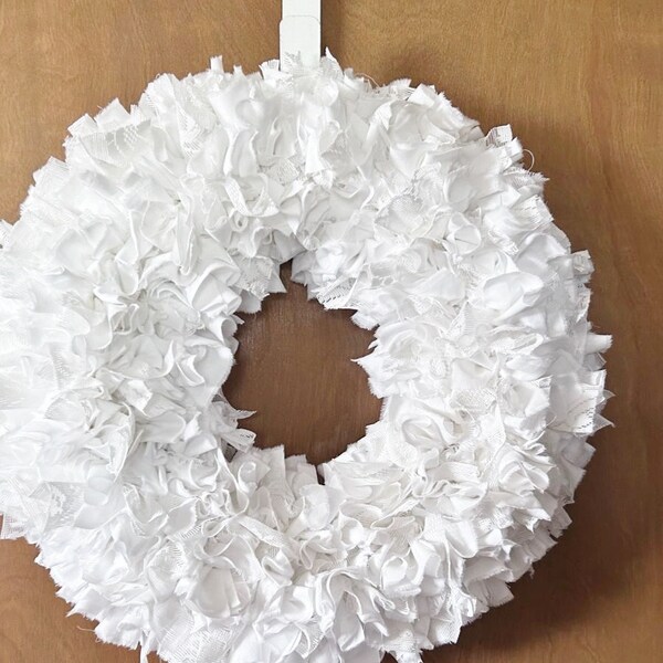 Corona de tela de algodón blanco hecha a mano: Decoración rústica shabby chic (20x20) Corona de tela para pared, atada a mano en la puerta, coronas de bienvenida