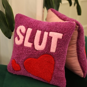 Funda de almohada morada hecha a mano con mechones y palabras malsonantes, regalo divertido y sarcástico para amigos