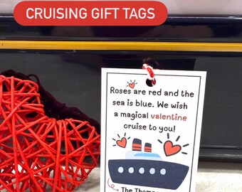 Puede incluir: Una etiqueta de regalo con temática de San Valentín con una ilustración de un crucero y el texto "Roses are red and the sea is blue. We wish a magical valentine cruise to you!" Descarga digital.