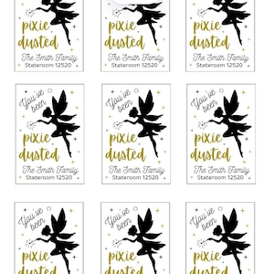 Könnte beinhalten: Neun rechteckige Karten mit einer Feen-Silhouette und den Worten "You've been pixie dusted" in Gold und Schwarz. Der Text "The Smith Family + Stateroom 12520" ist ebenfalls auf jeder Karte enthalten.