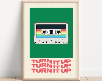 Pode incluir: Um pôster de estilo retro com fundo verde que apresenta uma fita cassete com um design de arco-íris e o texto "TURN IT UP" repetido três vezes em rosa.