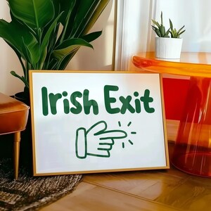 Op de afbeelding: Een wit ingelijst bord met een groene hand die naar rechts wijst en de tekst "Irish Exit" in het groen.
