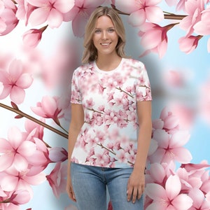 チェリーブロッサムシャツ - 全面に桜のプリントが施されたレディースクルーネックTシャツ - サイズ XS - 2XL