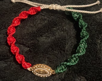 Armbänder der Virgencitas von Guadalupe mit der Bandera von Mexiko