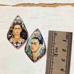 Ambachtelijk rustiek emaille op koperen bedels. Vintage stijl Frida-charmes. Vintage stijl charmes. afbeelding 4