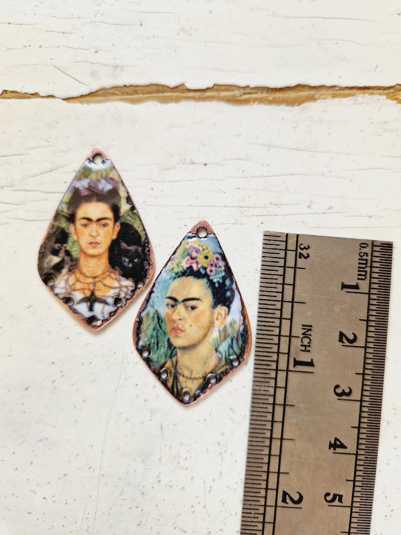 Ambachtelijk rustiek emaille op koperen bedels. Vintage stijl Frida-charmes. Vintage stijl charmes. afbeelding 4