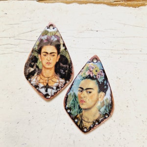 Ambachtelijk rustiek emaille op koperen bedels. Vintage stijl Frida-charmes. Vintage stijl charmes. afbeelding 1
