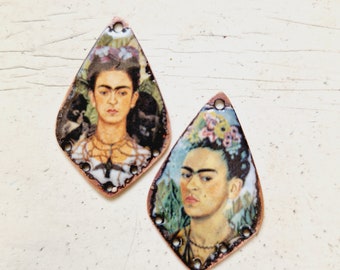 Ambachtelijk rustiek emaille op koperen bedels. Vintage stijl Frida-charmes. Vintage stijl charmes.