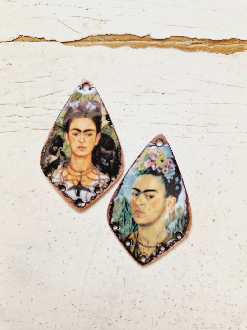 Ambachtelijk rustiek emaille op koperen bedels. Vintage stijl Frida-charmes. Vintage stijl charmes. afbeelding 1
