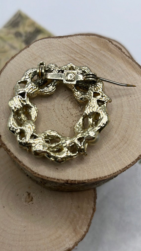 Vintage Gold Tone Wreath Brooch with Faux Pearl a… - image 5