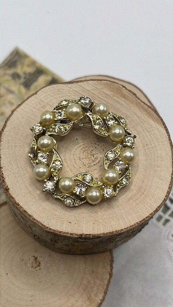 Vintage Gold Tone Wreath Brooch with Faux Pearl a… - image 3
