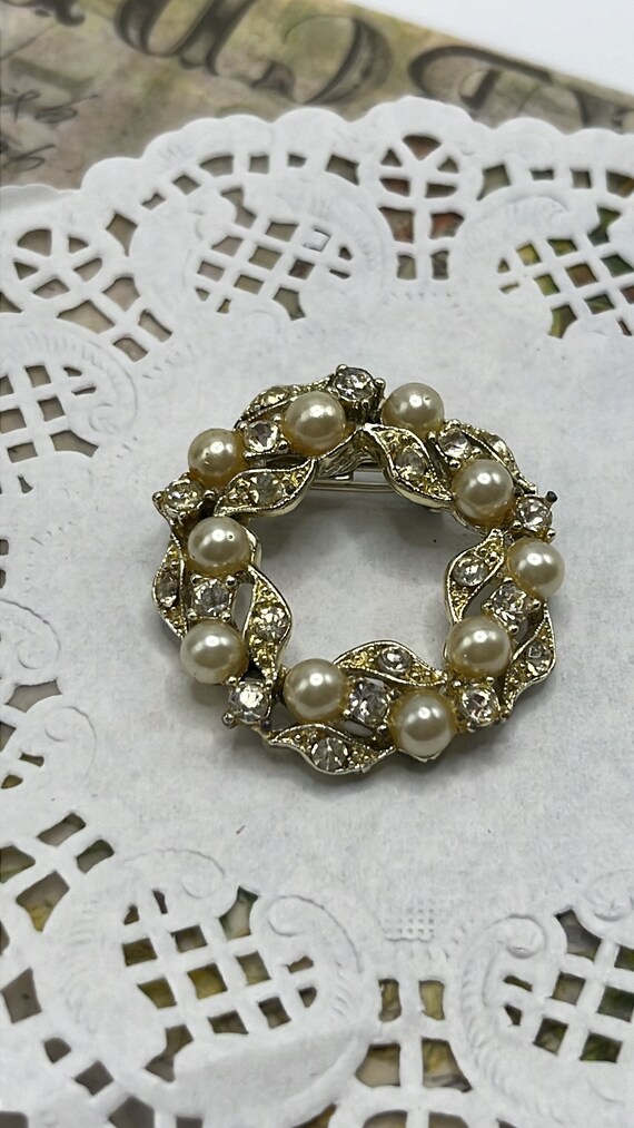 Vintage Gold Tone Wreath Brooch with Faux Pearl a… - image 8