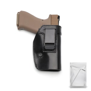 Puede incluir: Una funda de cuero negra con un clip para llevar una pistola. La funda está diseñada para adaptarse a una pistola estilo Glock. La funda está hecha de cuero de alta calidad y tiene un acabado liso.
