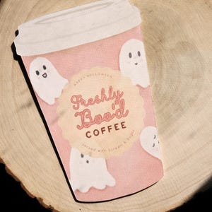 Carte de voeux découpée Freshly Boo'd Coffee Cup, carte d'Halloween avec de jolis fantômes, parfaite pour les célébrations effrayantes