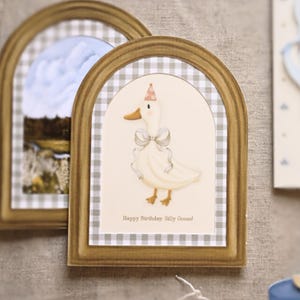 Carte de joyeux anniversaire Silly Goose en forme de cadre arqué, jolie carte de voeux vichy amusante pour des voeux d'anniversaire, idée cadeau Cottagecore