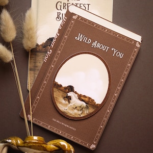 Wild About You Western Love Card| Vintage boek gestanst wenskaart met paard en woestijnthema | Perfect voor liefhebbers van boeken en westerns