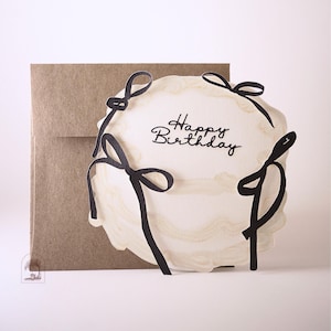 Tarjeta de cumpleaños troquelada con diseño de pastel de coqueta, elegante diseño en blanco y negro para celebraciones de cumpleaños, un regalo elegante para ella.