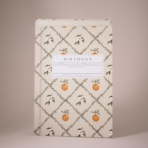 Une carte d'anniversaire joyeuse pour les amateurs de lecture, le thème des fleurs d'oranger, une carte de voeux découpée avec des matrices pour ordinateur portable, de joyeux voeux d'anniversaire