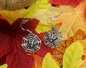 Spiderweb Dangling Earrings || Silver Spider Spooky Earrings