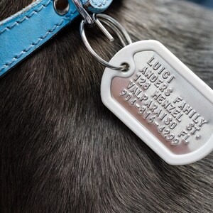 K&ouml;nnte beinhalten: Ein silbernes Hundehalsband mit dem Text "FAMILY LUCICI ANDERS 128 HENZEL ST. VALPARAISO FL 904-816-4299" darauf.