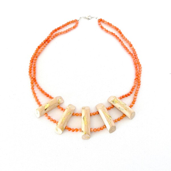 Collier en corail et perles en bois, Collier double couche en bois et or, Collier original en pierre naturelle, Collier extravagant corail