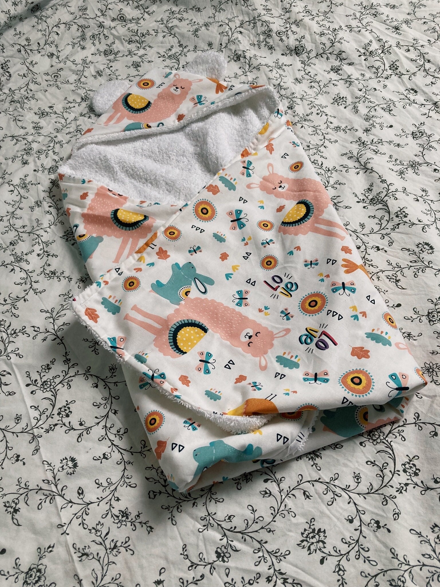 Cape de Bain Pour Bébé avec Oreilles Rondes - Motif Alpaga et Lapin Rose.