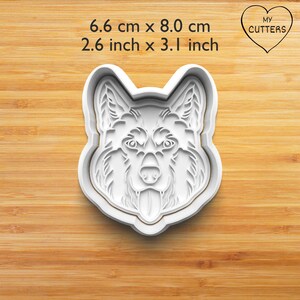 Könnte beinhalten: Weißer Plastik-Ausstecher in Form eines Wolfskopfes. Der Ausstecher misst 6,6 cm x 8,0 cm.