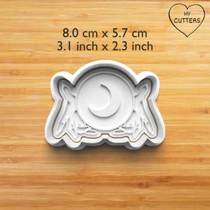 Maan in handen koekjesvorm met stempel