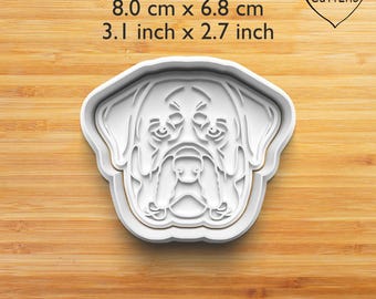 Könnte beinhalten: Ein weißer Plätzchenausstecher aus Kunststoff in Form eines Hundekopfes mit detaillierten Gesichtszügen. Der Text 8,0 cm x 6,8 cm und 3,1 inch x 2,7 inch steht darüber. Ein herzförmiges Logo mit dem Text MY CUTTERS befindet sich oben rechts.