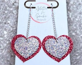 赤いハートのイヤリング、シルバーのハートのイヤリング、バレンタインデーのイヤリングギフト、グリッターハートのぶら下がりイヤリング、チェーン付きハートジュエリー