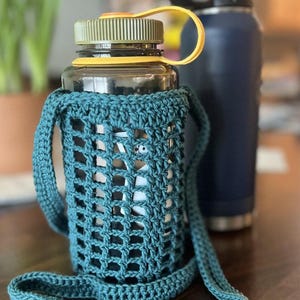 Crochet Water Bottle Holder – Handmade Crossbody Sling for Hydro Flask, Nalgene, Yeti Bottles, Adjustable Strap Bag, Hiking, Travel, Outdoor