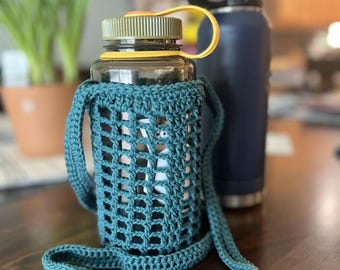 Crochet Water Bottle Holder – Handmade Crossbody Sling for Hydro Flask, Nalgene, Yeti Bottles, Adjustable Strap Bag, Hiking, Travel, Outdoor