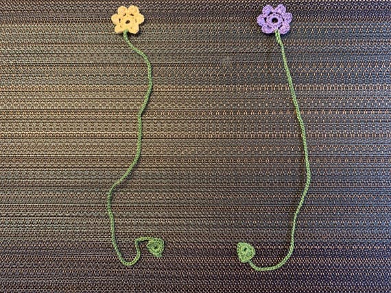 Crochet Flower Bookmark – Handmade Floral Bookmarker, Unique Gift for Readers, Book Lover Gift, Cute Yarn Bookmark with Leaf Accent