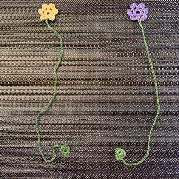 Crochet Flower Bookmark – Handmade Floral Bookmarker, Unique Gift for Readers, Book Lover Gift, Cute Yarn Bookmark with Leaf Accent
