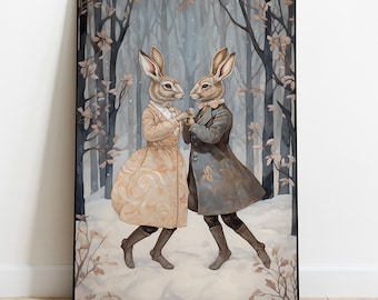 Puede incluir: Una pintura de dos conejos vestidos con ropa victoriana bailando en un bosque nevado. El conejo de la izquierda lleva un vestido largo y fluido con un estampado floral. El conejo de la derecha lleva un abrigo oscuro y pantalones. El fondo es un bosque oscuro con nieve cayendo.