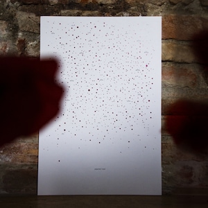 Könnte beinhalten: Ein weißes Poster mit einem verstreuten Muster aus kleinen, dunkelroten Punkten. Der Text "peppermint moss" ist unten auf dem Poster gedruckt.