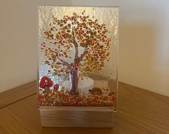 Candelabro de vidrio fundido con forma de árbol otoñal, ideal como regalo de arte para el hogar.