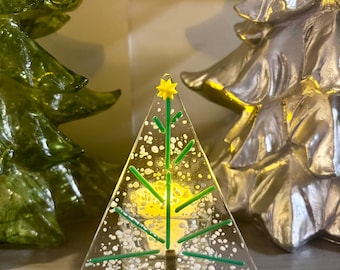 Portavelas de cristal fusionado con forma de árbol nevado navideño, ideal para decorar el hogar.