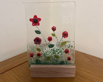 Candelabro de vidrio fusionado con forma de flor de amapola, ideal como regalo de arte para el hogar.