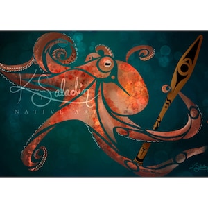 Puede incluir: Impresión de arte digital de un pulpo en tonos naranja y marrón, sosteniendo una lanza con detalles negros y dorados. El fondo es un verde azulado oscuro con efectos bokeh. La obra está firmada "K. Saladin Native Art".
