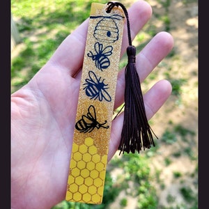 HoneyBee Bookmark, Honey Comb Bookmark, Bee Bookmark, Bee Bookends, Resin Bookmark, Resin Bee Charms, Resin Bookmark for Women, Gift for Her