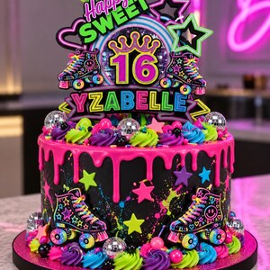 Peut inclure: Un gâteau noir avec un glaçage rose coulant, décoré d'éclaboussures de peinture néon, d'étoiles et de patins à roulettes. La décoration supérieure affiche Happy SWEET 16 et YZABELLE, avec des boules à facettes et des tourbillons de crème.
