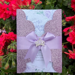 Quinceaner Laser Cut Einladung mit einem Kronenknopf, Einladung zu 15 Jahren mit Krone und süßes 16