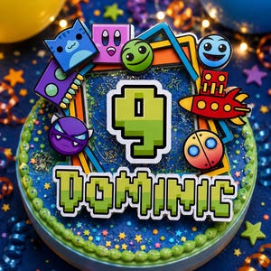 Könnte beinhalten: Ein runder blauer Geburtstagskuchen, verziert mit einer großen, verpixelten Zahl 9 und dem Namen DOMINIC in grünen, verpixelten Buchstaben. Der Kuchen ist mit bunten Cartoon-Figuren, einer Rakete und kleinen sternförmigen Streuseln dekoriert.